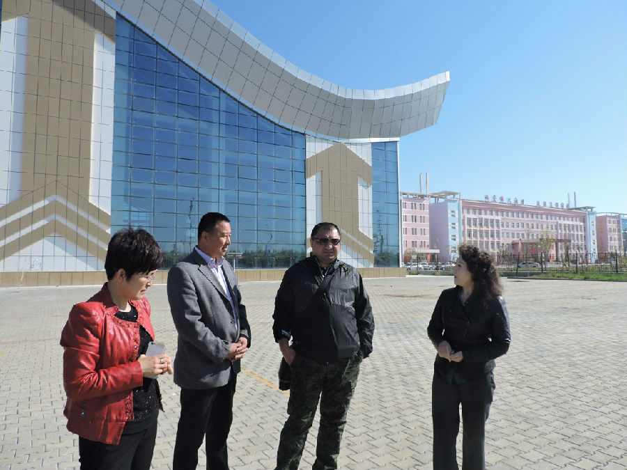 图为热依汗副理事长调研察县射箭基地工作