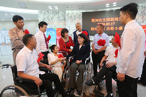 图为张海迪与代表交流 图为张海迪与代表交流
