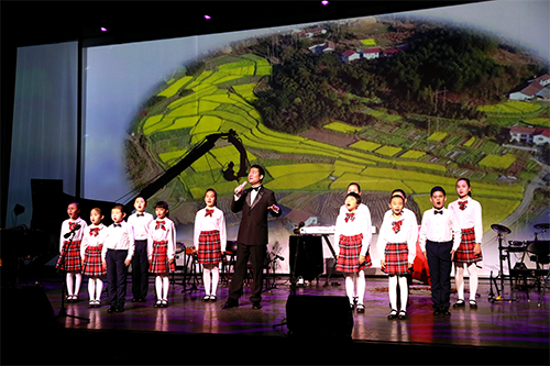 图为盲人演员蒋灿与北京盲校“乐之光”合唱团演唱歌曲《一个也不能少》 图为盲人演员蒋灿与北京盲校“乐之光”合唱团演唱歌曲《一个也不能少》