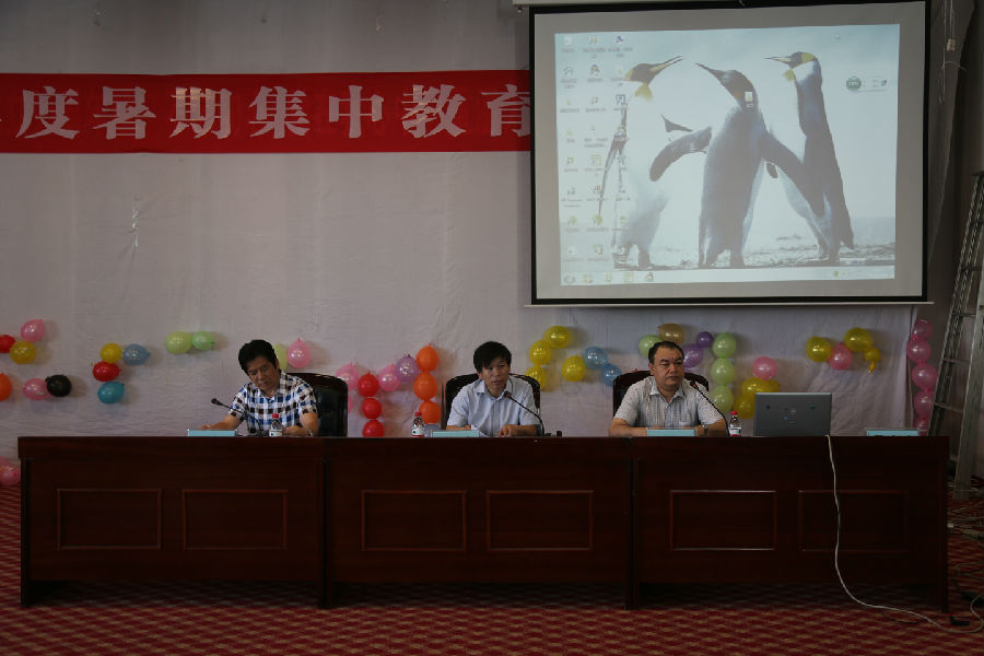 学校党总支书记艾尼瓦尔·吾斯曼主持开班仪式