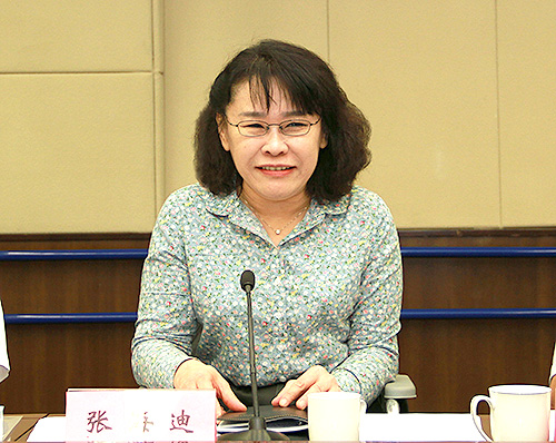图为张海迪和澳门社会团体青年骨干座谈 图为张海迪和澳门社会团体青年骨干座谈