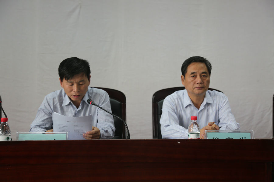 学校校长王明富同志做表彰大会总结