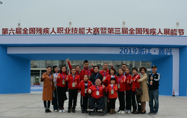 8我区参赛选手和工作人员合影.jpg