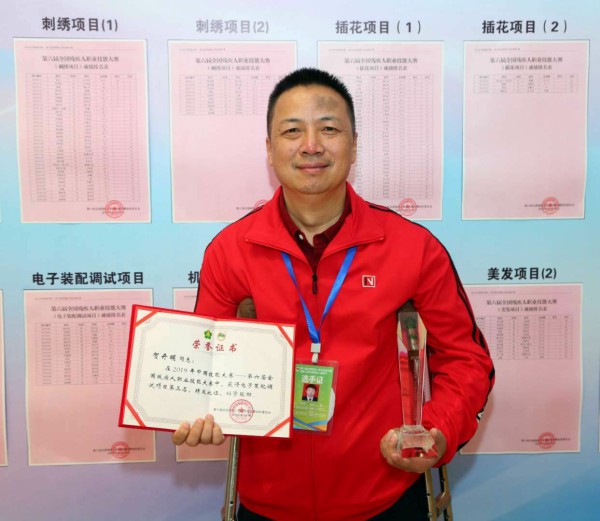 电子装配调试项目第三名获得者贺开明.jpg